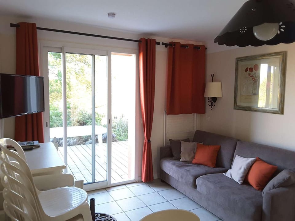 Maison Duplex 5p avec Terrasse, WIFI et Parking, Grospierres - FR-1-382-86 House in Grospierres