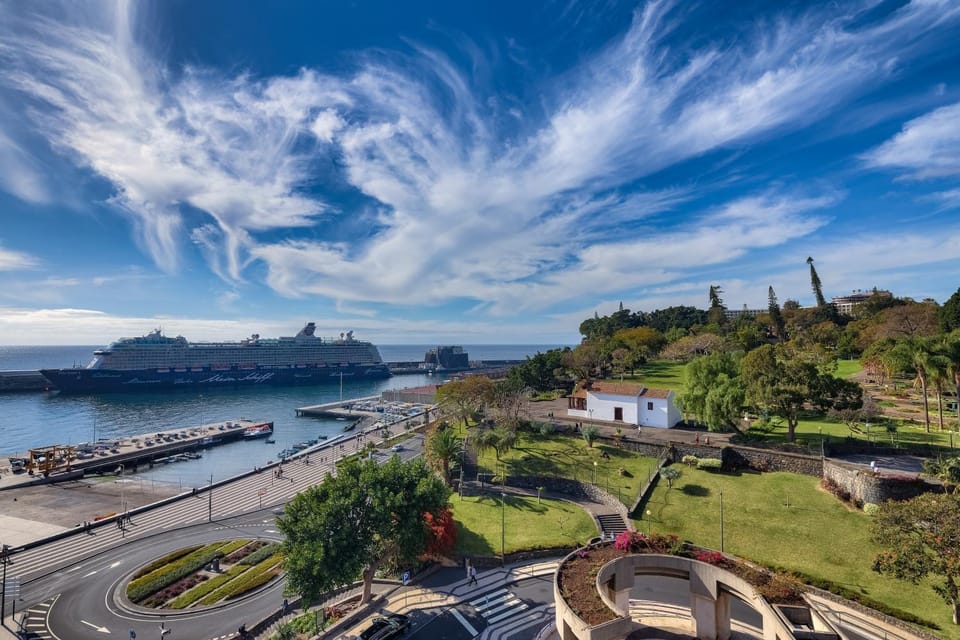 Day, Winter, Balcony/Terrace, On site, City view, Garden view, Landmark view, Sea view