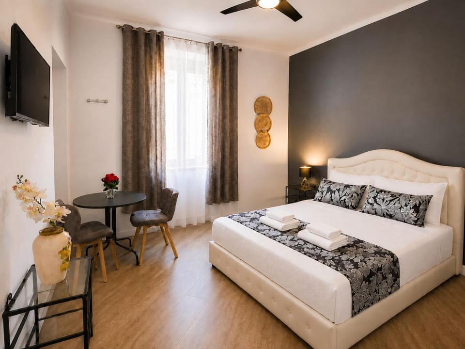 Photo of the whole room, Bedroom
