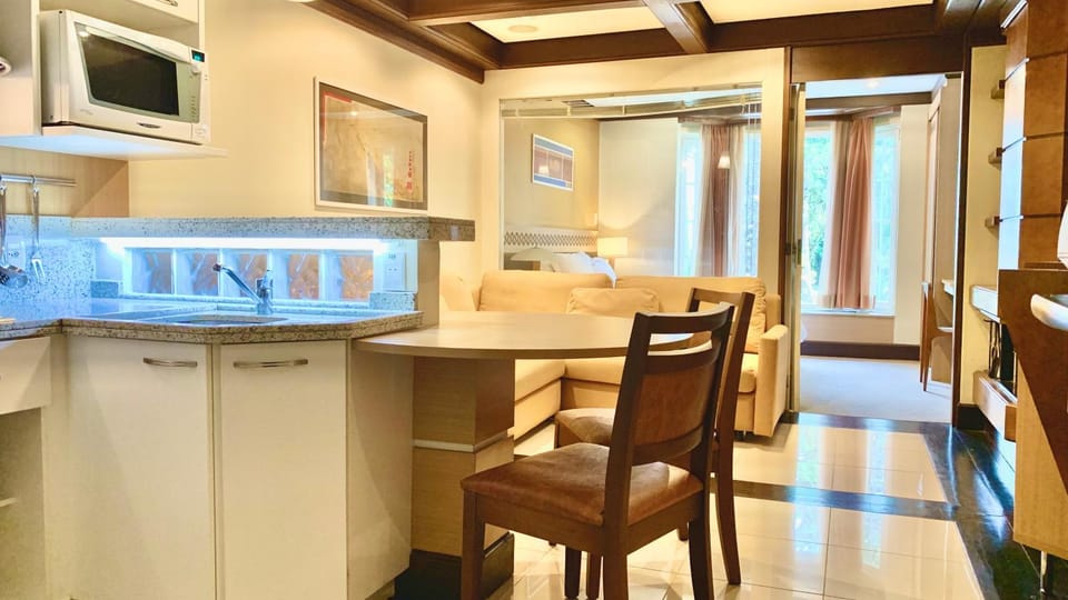 Kitchen or kitchenette, Dining area
