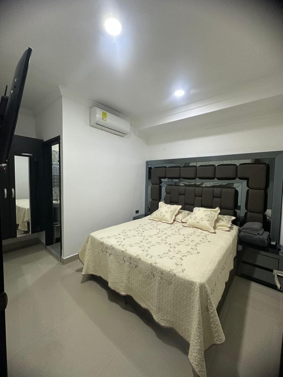Bed, TV and multimedia, Photo of the whole room, towels, air conditioner