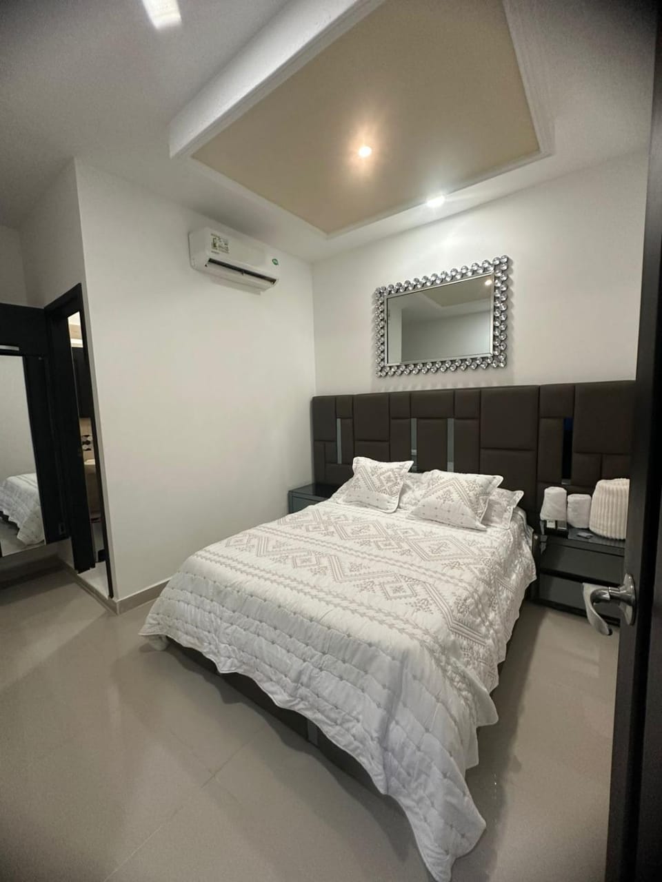 Bed, Photo of the whole room, air conditioner