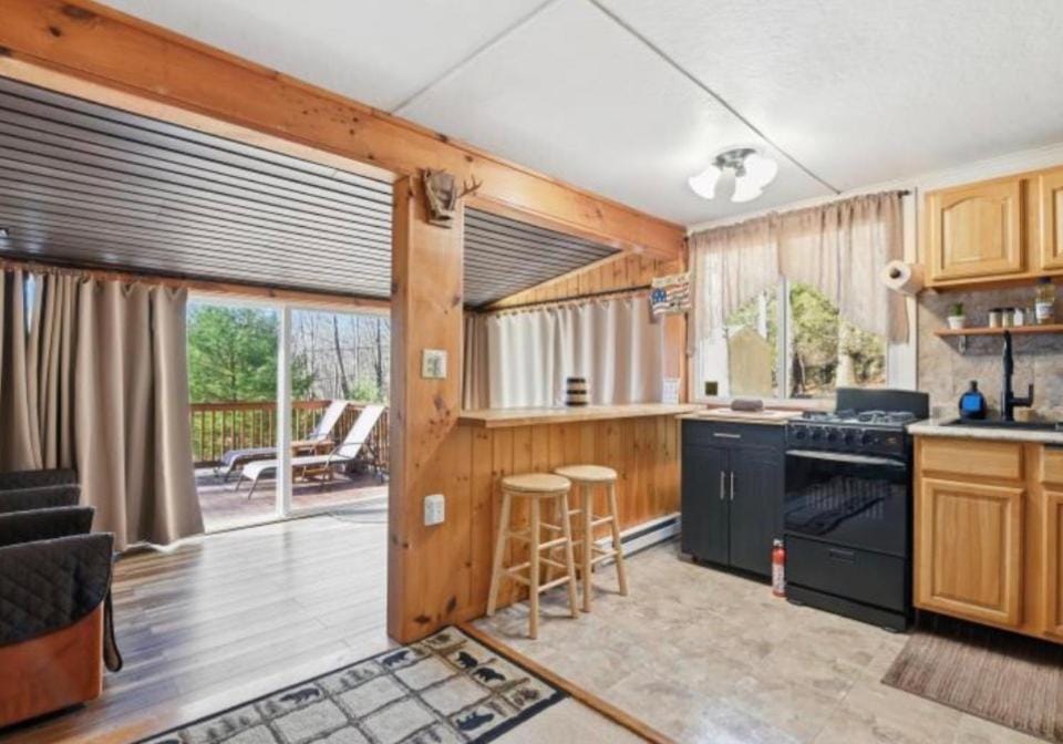 Kitchen or kitchenette, Seating area, Dining area