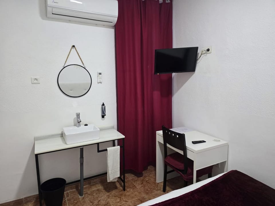 TV and multimedia, Photo of the whole room, air conditioner