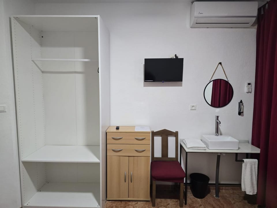 TV and multimedia, Photo of the whole room, wardrobe, air conditioner