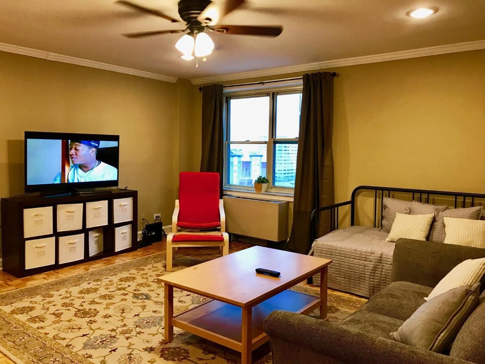 Laugh, Eat, Sleep Downtown Wine Down 9E Apartment hotel in Atlanta