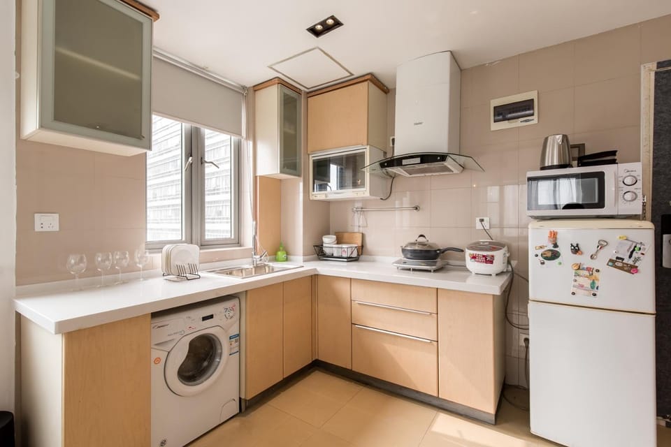 Kitchen or kitchenette, oven, washing machine