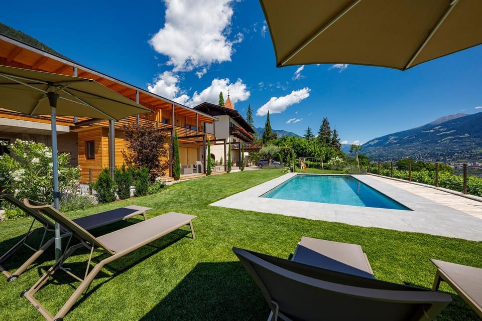 Property building, Garden, Swimming pool, Swimming pool