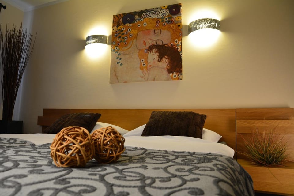 Bed, Photo of the whole room, Decorative detail, Bedroom