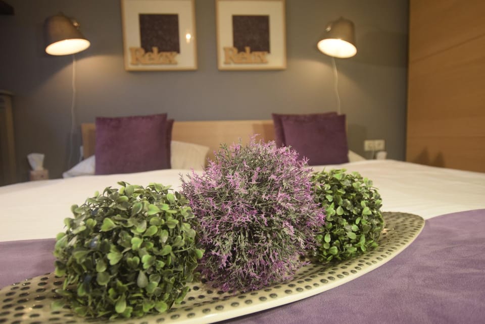 Bed, Photo of the whole room, Decorative detail, Decorative detail, Bedroom