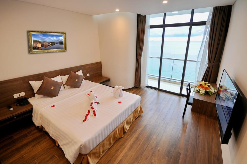 Photo of the whole room, Sea view