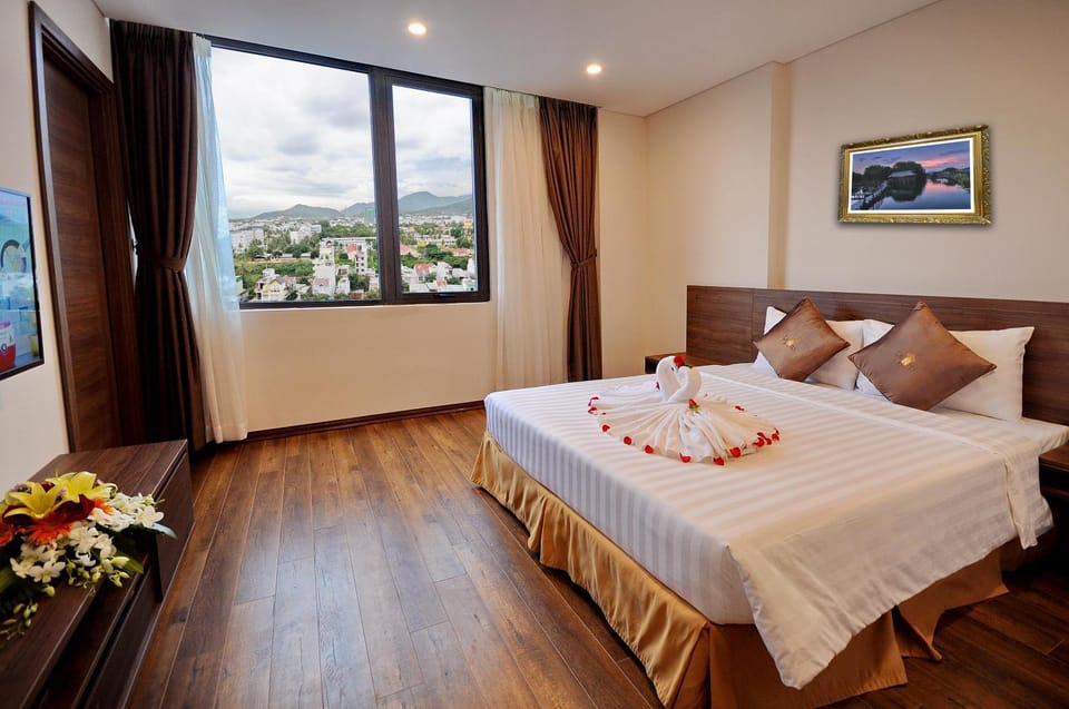 Bed, Photo of the whole room, Bedroom, Mountain view, towels