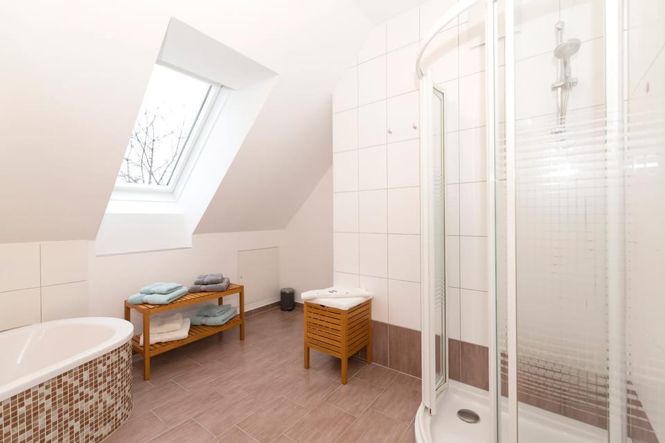 Shower, Bathroom, Bath, towels