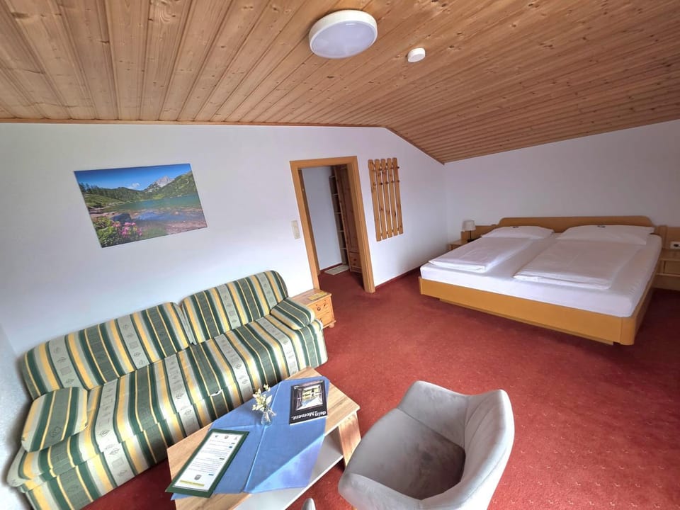 Bed, Photo of the whole room, Seating area