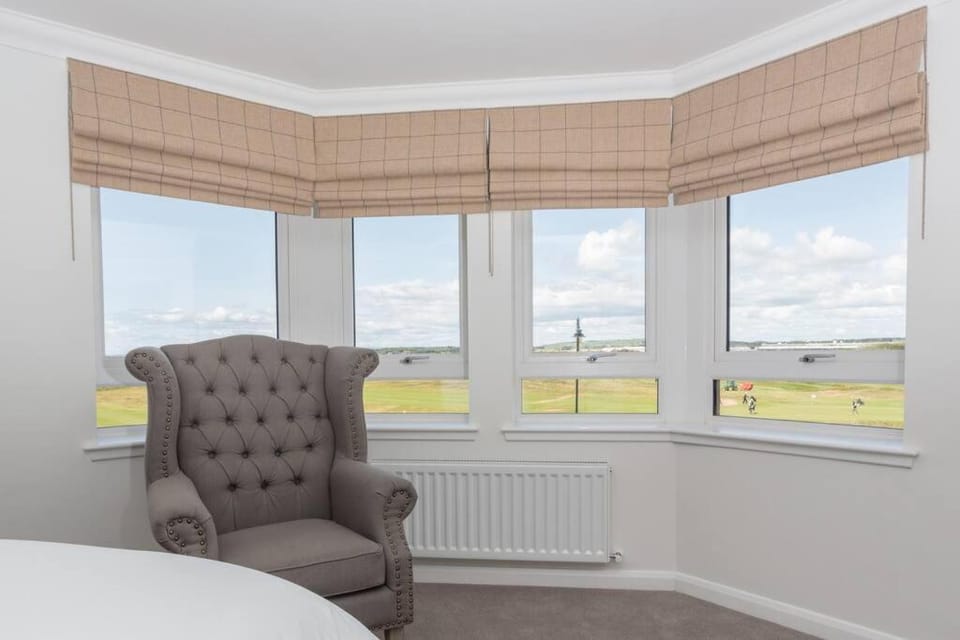 Links View - Donnini Deluxe Apartment in England