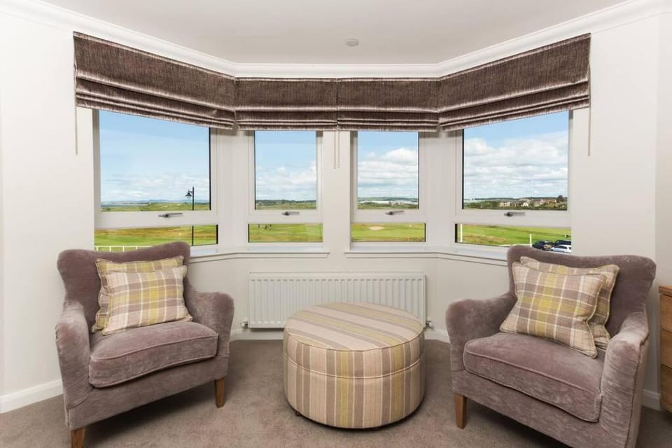 Links View - Donnini Deluxe Apartment in England