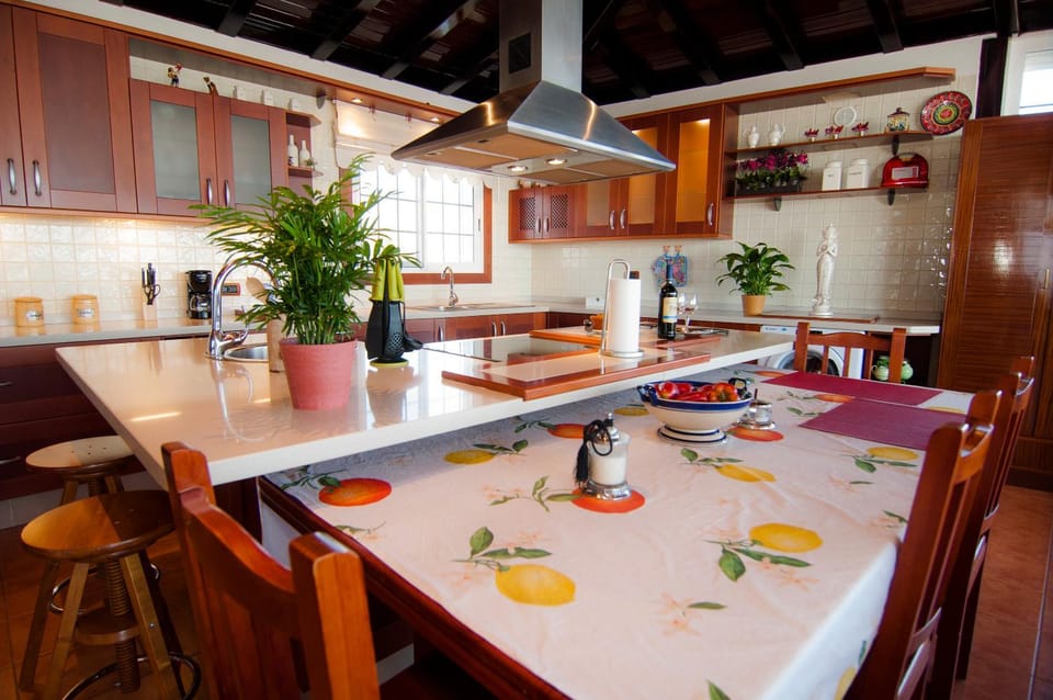 Kitchen or kitchenette, Dining area, Mountain view, Sea view