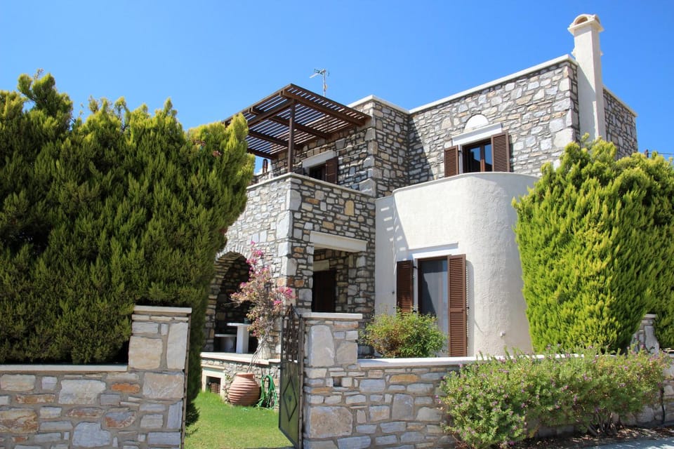 Property building, Facade/entrance, Day, Garden, Garden view, Landmark view
