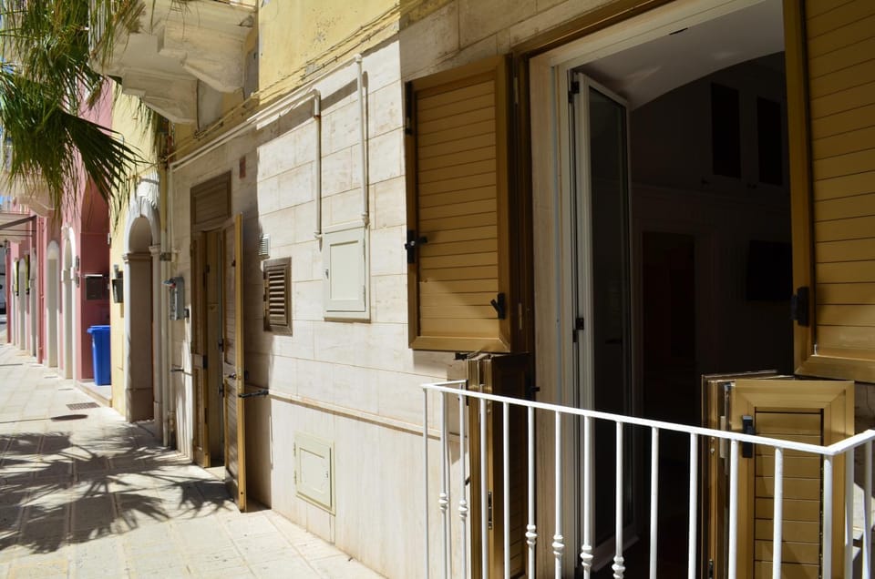 Facade/entrance, Neighbourhood