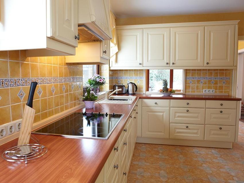 Kitchen or kitchenette, dishwasher, stove