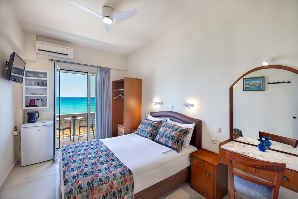 Photo of the whole room, Sea view, wardrobe, air conditioner