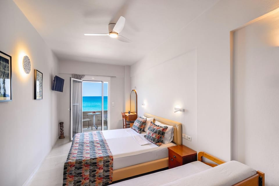 Photo of the whole room, Sea view