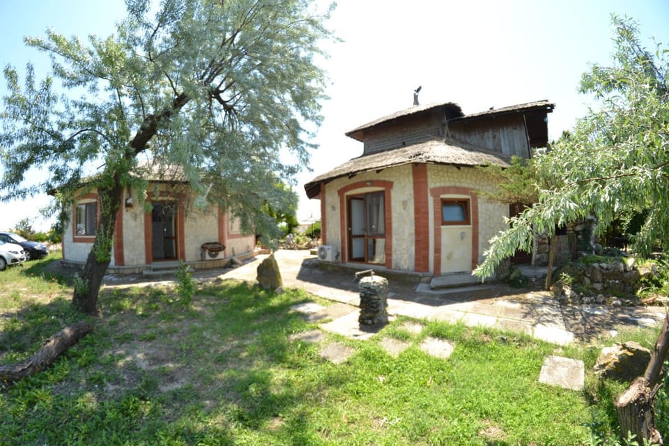 Property building, Day, Garden