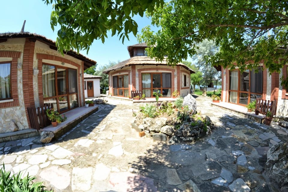 Property building, Day, Garden