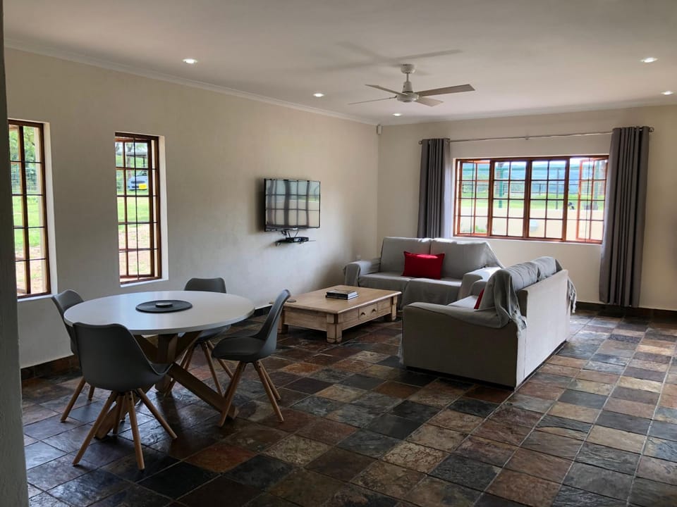 TV and multimedia, View (from property/room), Living room, Decorative detail, Dining area