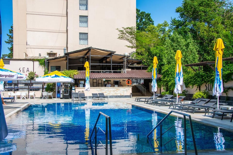 Property building, Day, Swimming pool