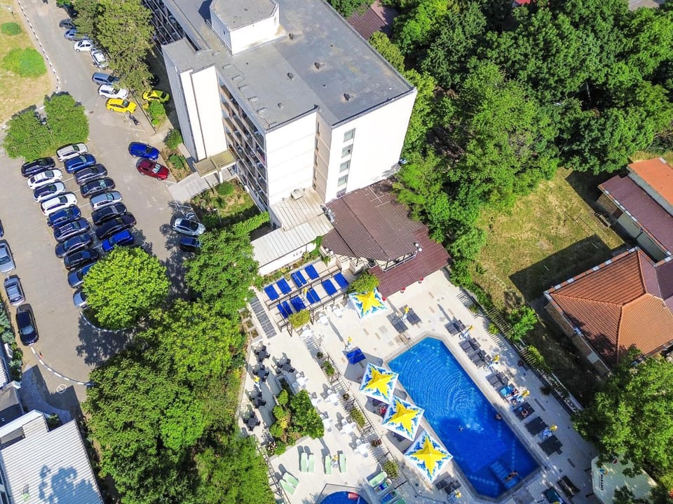 Property building, Day, Bird's eye view, Swimming pool, Parking