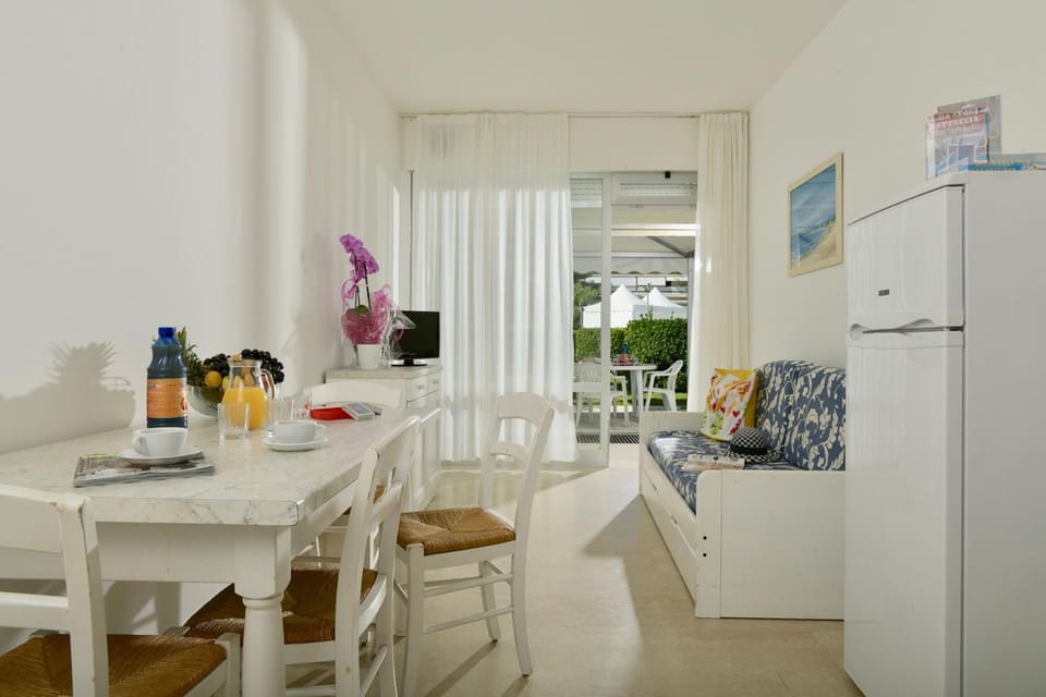 Living room, Dining area, Garden view