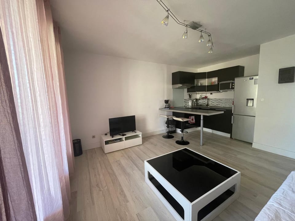 TV and multimedia, Kitchen or kitchenette, Living room