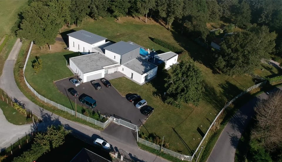Property building, Facade/entrance, Bird's eye view, Children play ground, Garden, View (from property/room), Lobby or reception, Floor plan, Garden view, Mountain view, Swimming pool, Parking