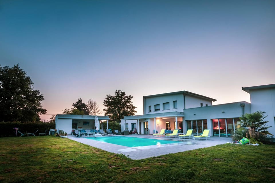 Property building, Garden, Swimming pool