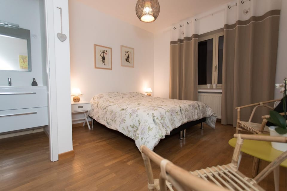 Bed, Night, Photo of the whole room, Bedroom, Guests
