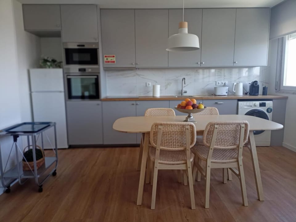 Coffee/tea facilities, Kitchen or kitchenette, Dining area, dishwasher, microwave, oven, stove, toaster
