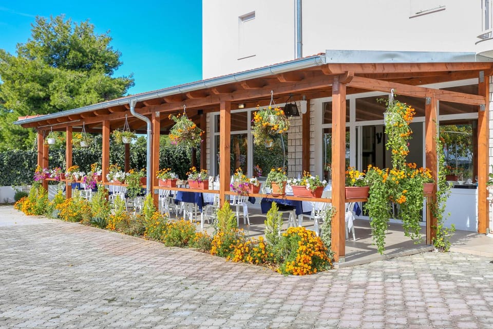 Property building, Restaurant/places to eat