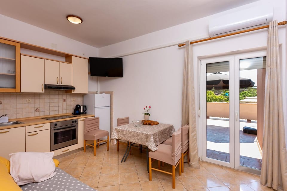 Seating area, kitchen