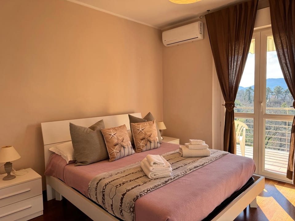 Bed, Photo of the whole room, Bedroom, towels, air conditioner