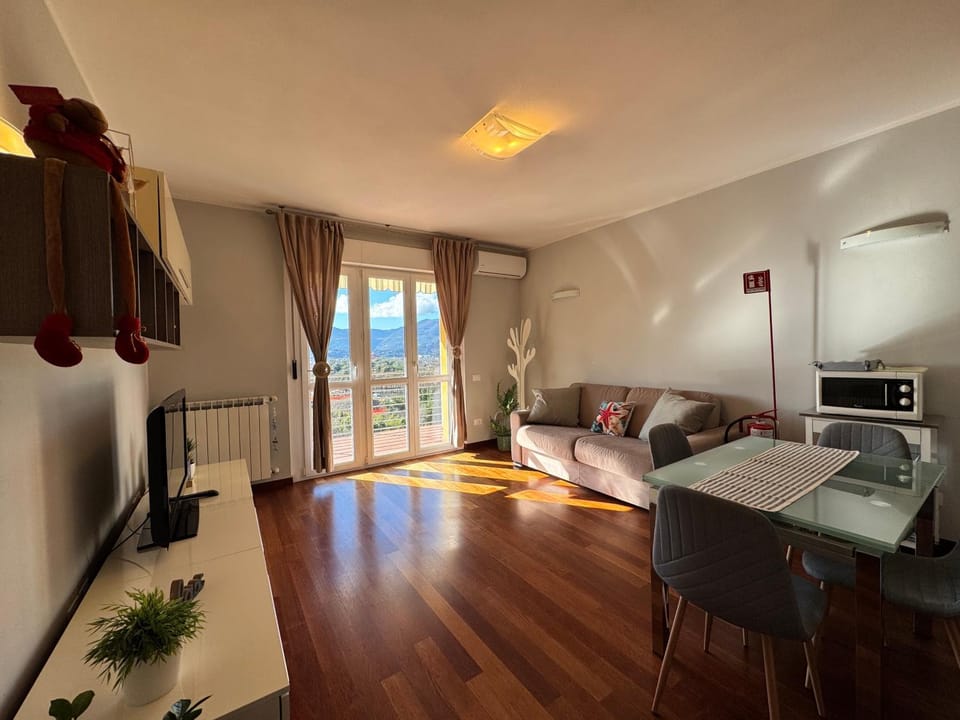 TV and multimedia, Kitchen or kitchenette, Living room, Seating area, Dining area