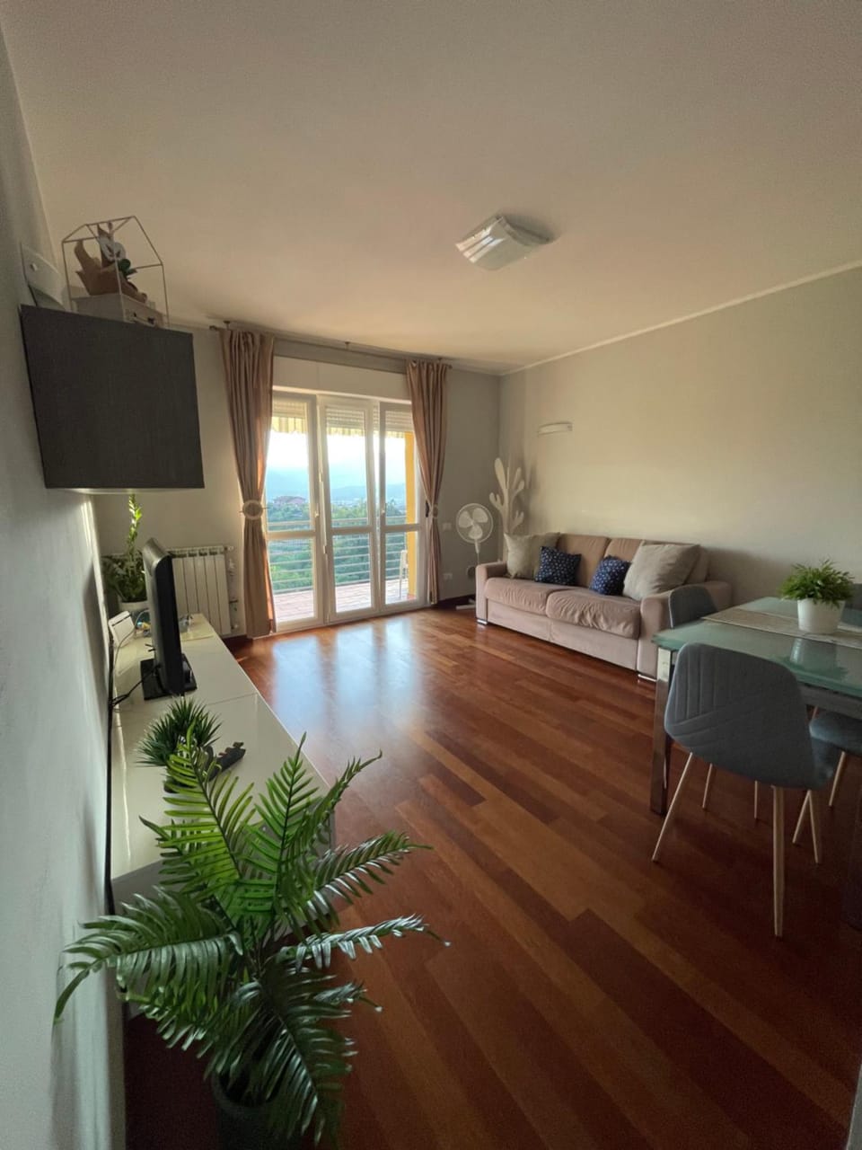 Communal lounge/ TV room, TV and multimedia, Living room, Seating area, Dining area
