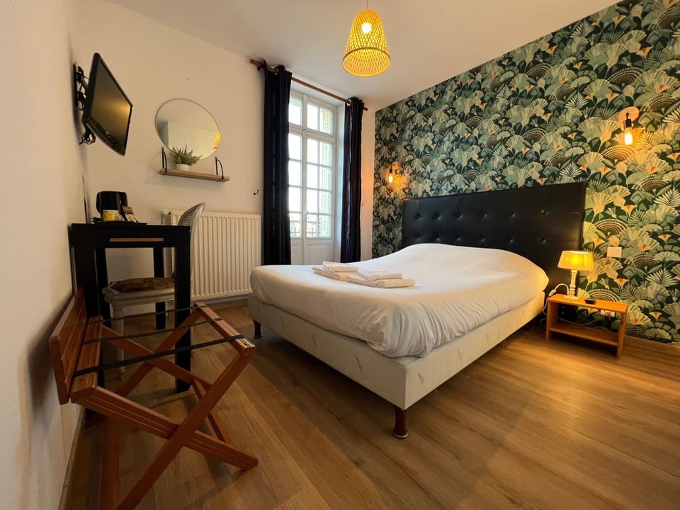 Bed, TV and multimedia, Photo of the whole room, Bedroom, hair dresser
