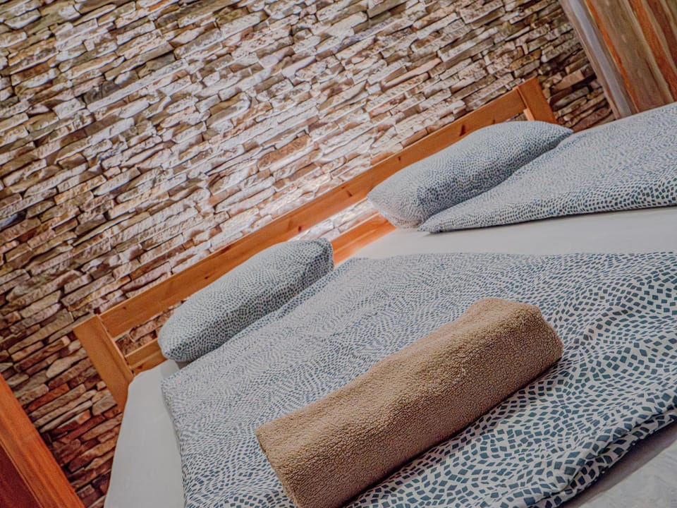 Bed, Bedroom, towels
