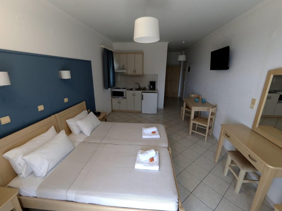 Toilet, Restaurant/places to eat, Garden, Garden, Bathroom, TV and multimedia, Coffee/tea facilities, Balcony/Terrace, Balcony/Terrace, Kitchen or kitchenette, Seating area, Dining area, Beach, Beach, Bedroom, Sea view, Supermarket/grocery shop, Shopping Area
