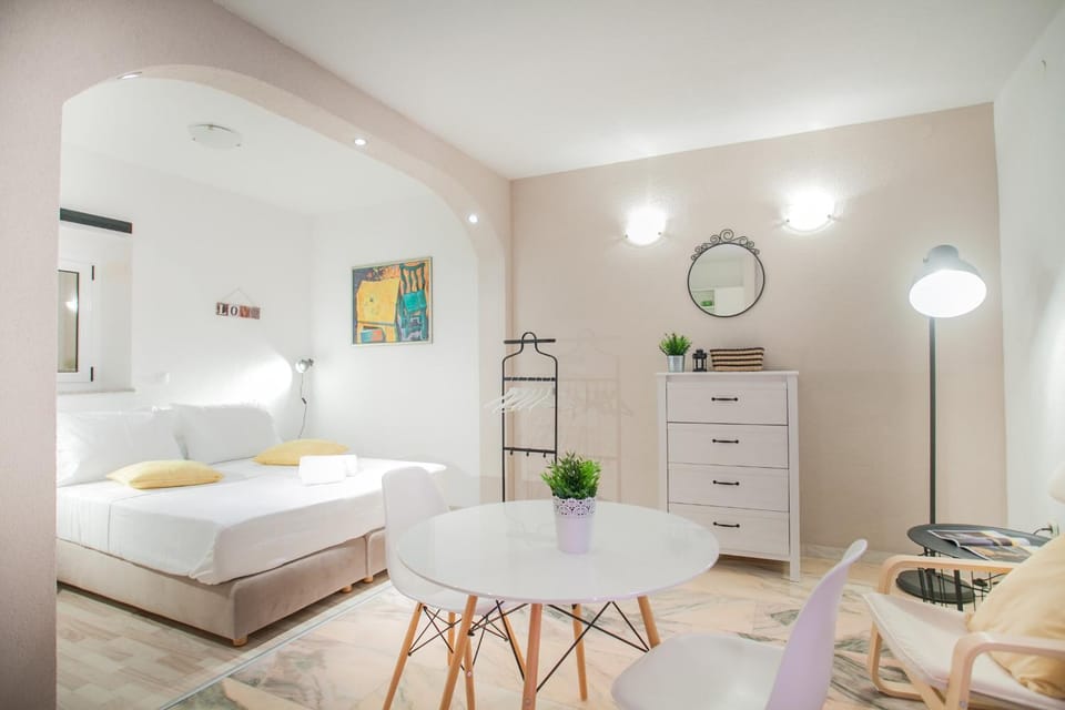 Photo of the whole room, Seating area, Bedroom