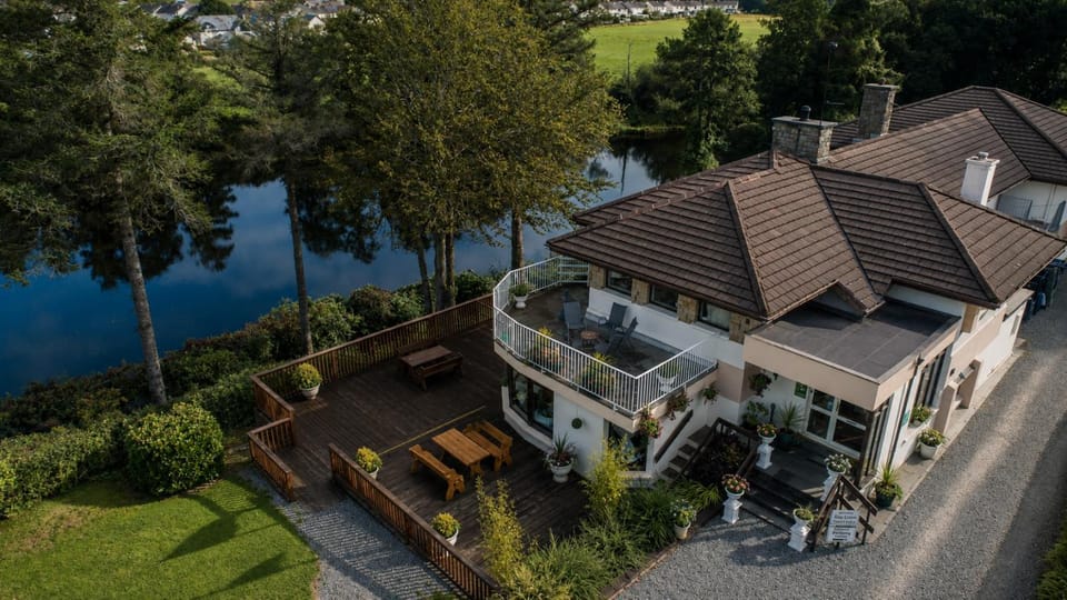 Property building, Facade/entrance, Day, Garden, Balcony/Terrace, River view