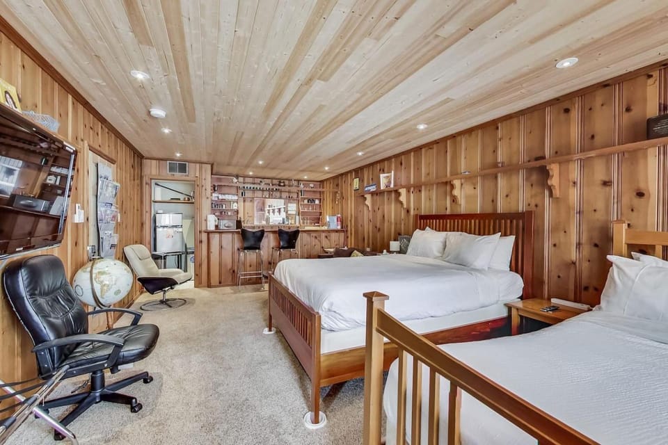 Bed, TV and multimedia, Seating area, Bedroom