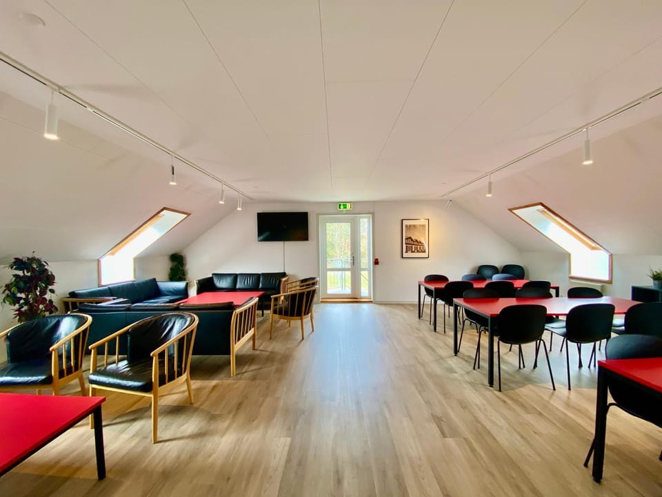 Communal lounge/ TV room, TV and multimedia, Living room, Seating area