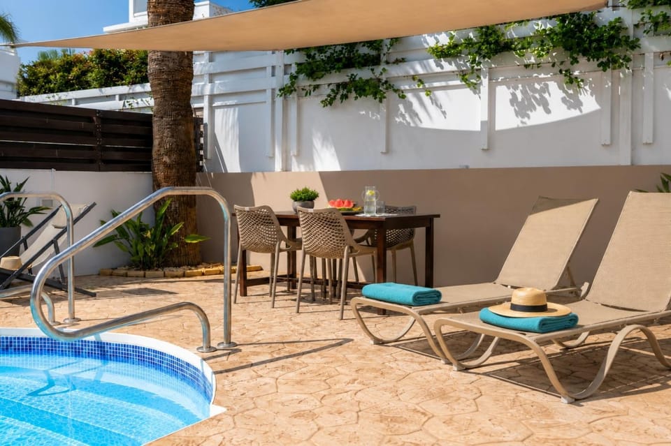 Dining area, Swimming pool